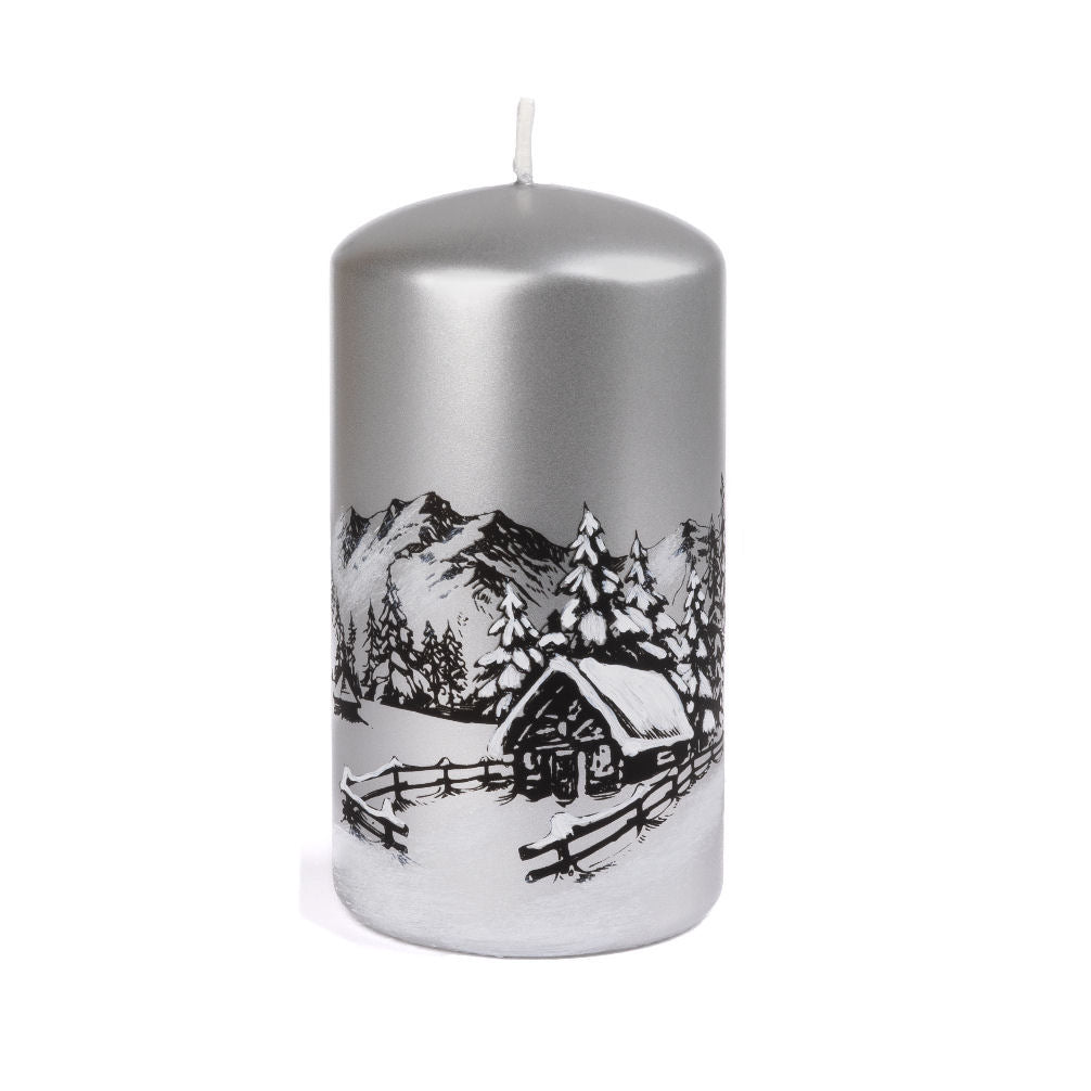 Kerze Stumpenkerze Silber metallic Motiv Winterhaus Alpenpanorama 80/150 mm